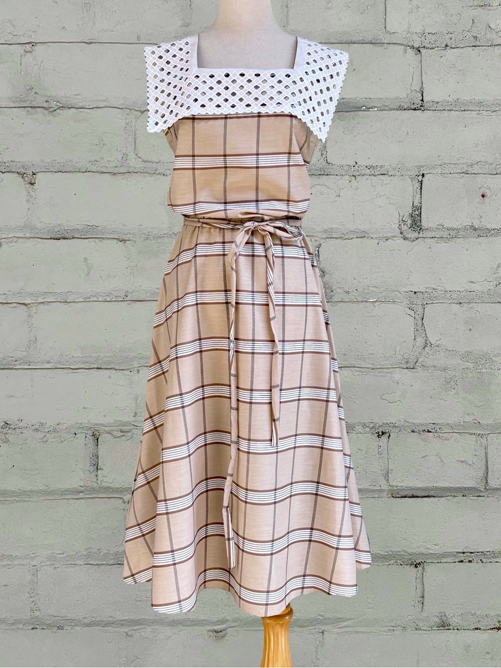 Vintage Plaid Midi Dress with Large Lace Collar - Beige